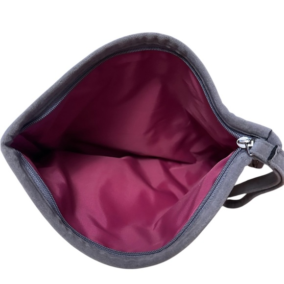 NWOT Gray Fringe Zip Wristlst - Picture 3 of 8